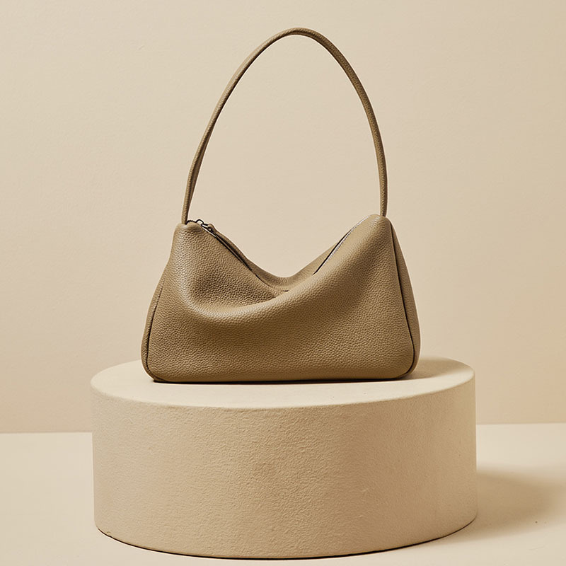 Borsa da ascella in pelle di v - Embroidery Meaning recensione e prezzo