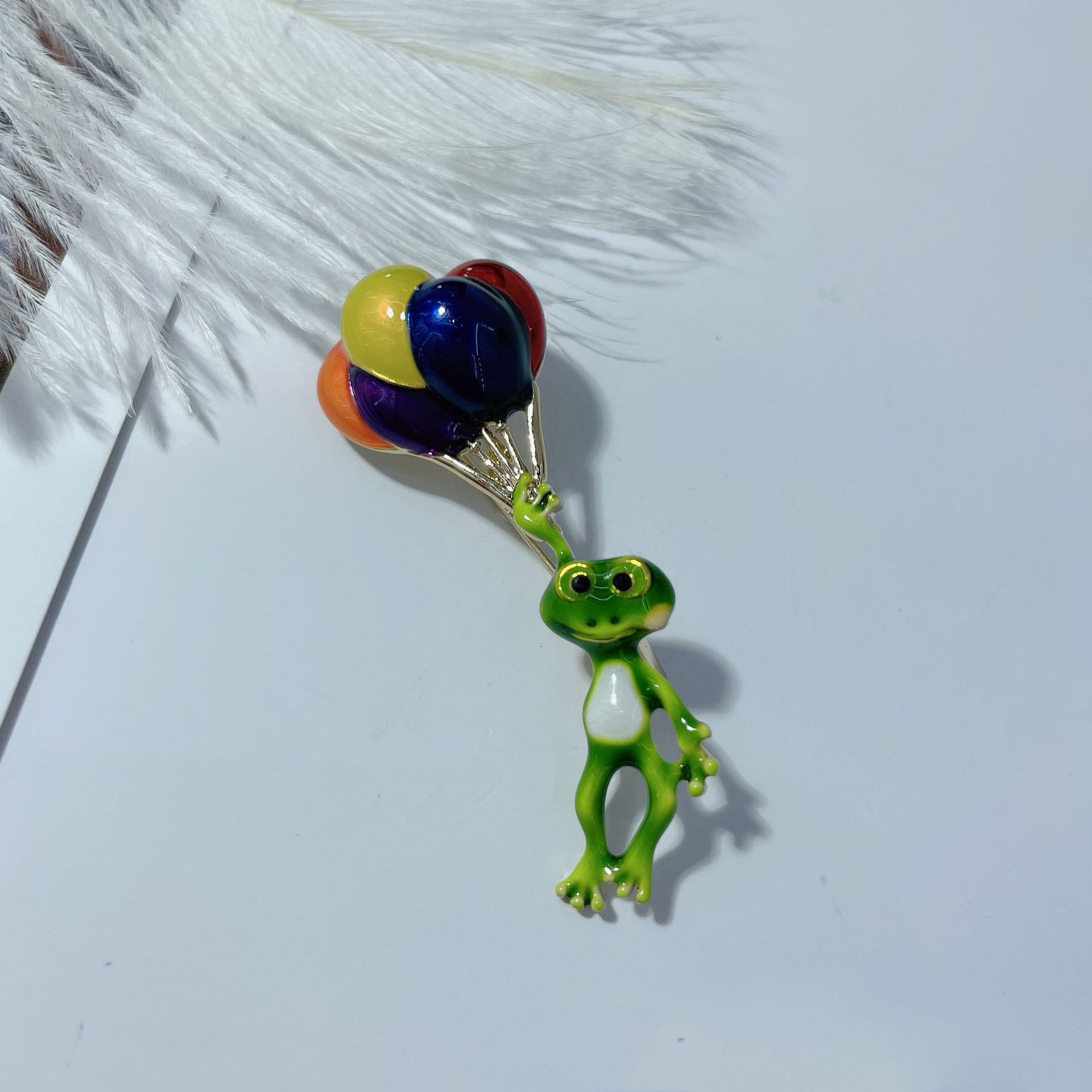 Vivid Frog Holding palloncino  - Embroidery Bali recensione e prezzo